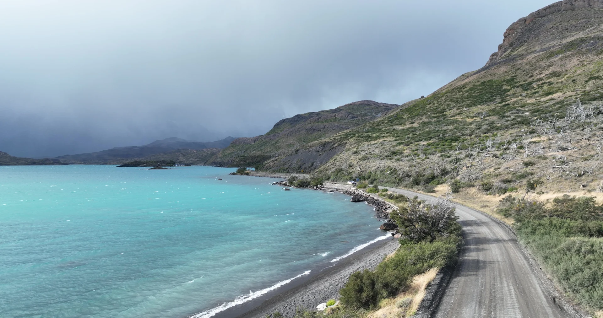 Paisaje de la Patagonia con una ruta junto al agua
